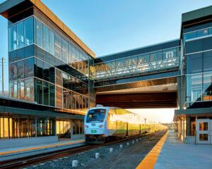 GO train passing through West Harb我们的 station